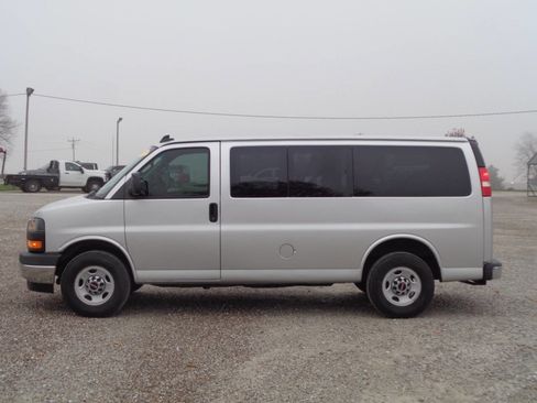 Used 2017 GMC Savana 3500 LT w/ LT Preferred Equipment Group image 2