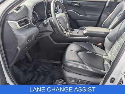 Used 2023 Toyota Highlander XLE FWD image 5