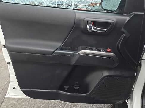 Used 2018 Toyota Tacoma TRD Sport w/ Technology Package image 12