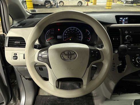 Used 2014 Toyota Sienna LE image 18
