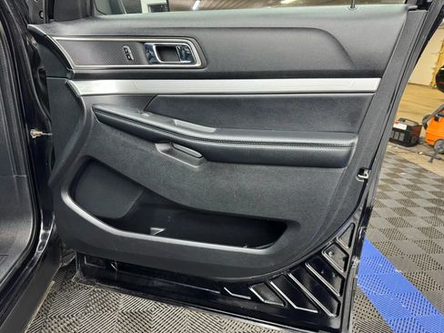 Used 2017 Ford Explorer XLT w/ Equipment Group 202A AWD/4WD image 5
