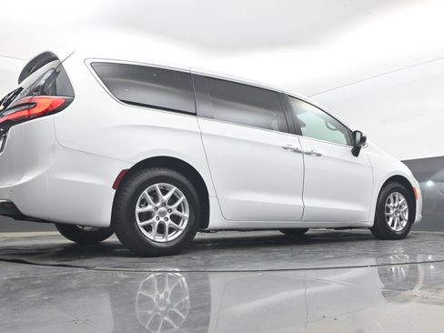 Used 2023 Chrysler Pacifica Touring-L FWD image 25