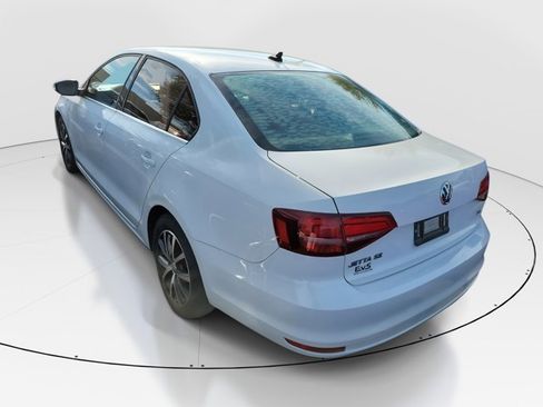Used 2017 Volkswagen Jetta SE image 3
