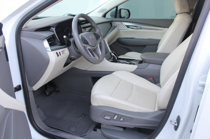 Used 2023 Cadillac XT5 Premium Luxury w/ LPO, Floor Liner Package AWD/4WD image 9