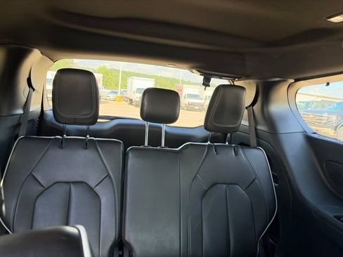 Used 2025 Chrysler Pacifica Limited FWD image 21