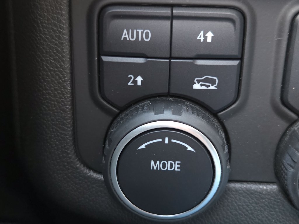 Used 2022 Chevrolet Suburban LT w/ Luxury Package AWD/4WD image 9