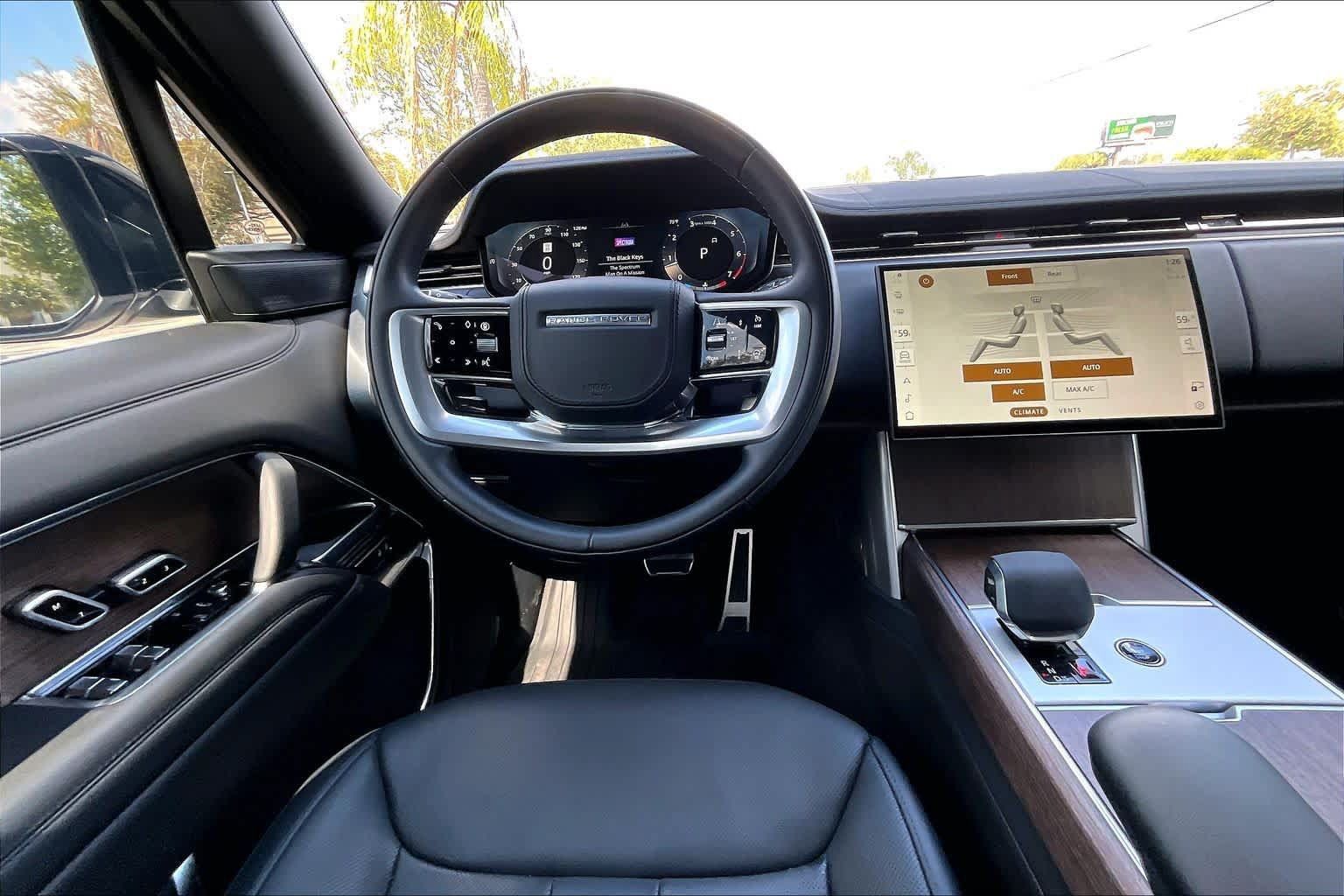 Used 2025 Land Rover Range Rover SE AWD/4WD image 10