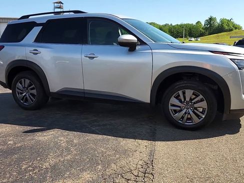 Used 2025 Nissan Pathfinder SV image 10
