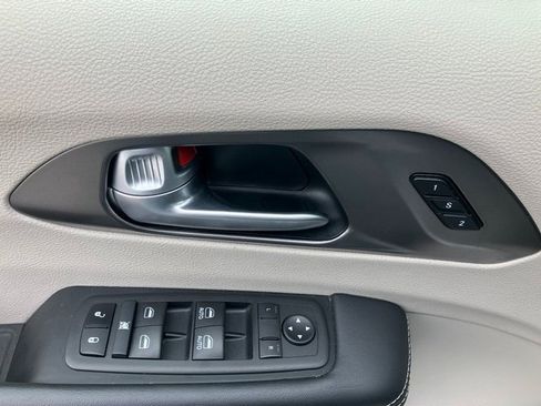 Used 2024 Chrysler Pacifica Touring-L image 10