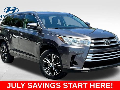 Used 2019 Toyota Highlander LE FWD image 3