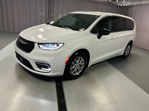 Used 2024 Chrysler Pacifica Touring-L w/ Uconnect Theater Family Group FWD image 3