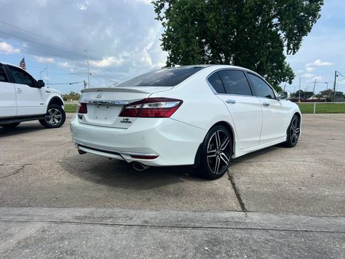 Used 2017 Honda Accord Touring image 3