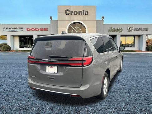 Used 2025 Chrysler Pacifica Select FWD image 3