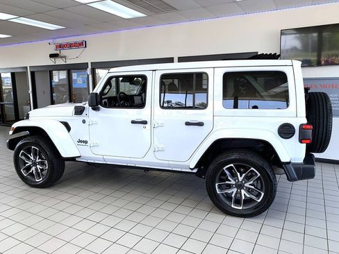 Used 2024 Jeep Wrangler Unlimited w/ Convenience Group AWD/4WD image 6