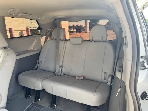 Used 2018 Toyota Sienna XLE Premium FWD image 25