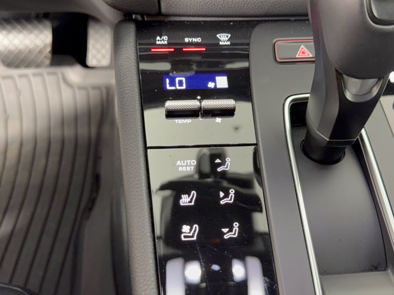 Certified 2025 Porsche Macan Turbo AWD/4WD image 22
