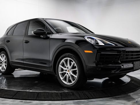 Used 2022 Porsche Cayenne w/ Premium Package image 18