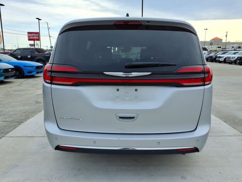 Used 2023 Chrysler Pacifica Touring-L image 4