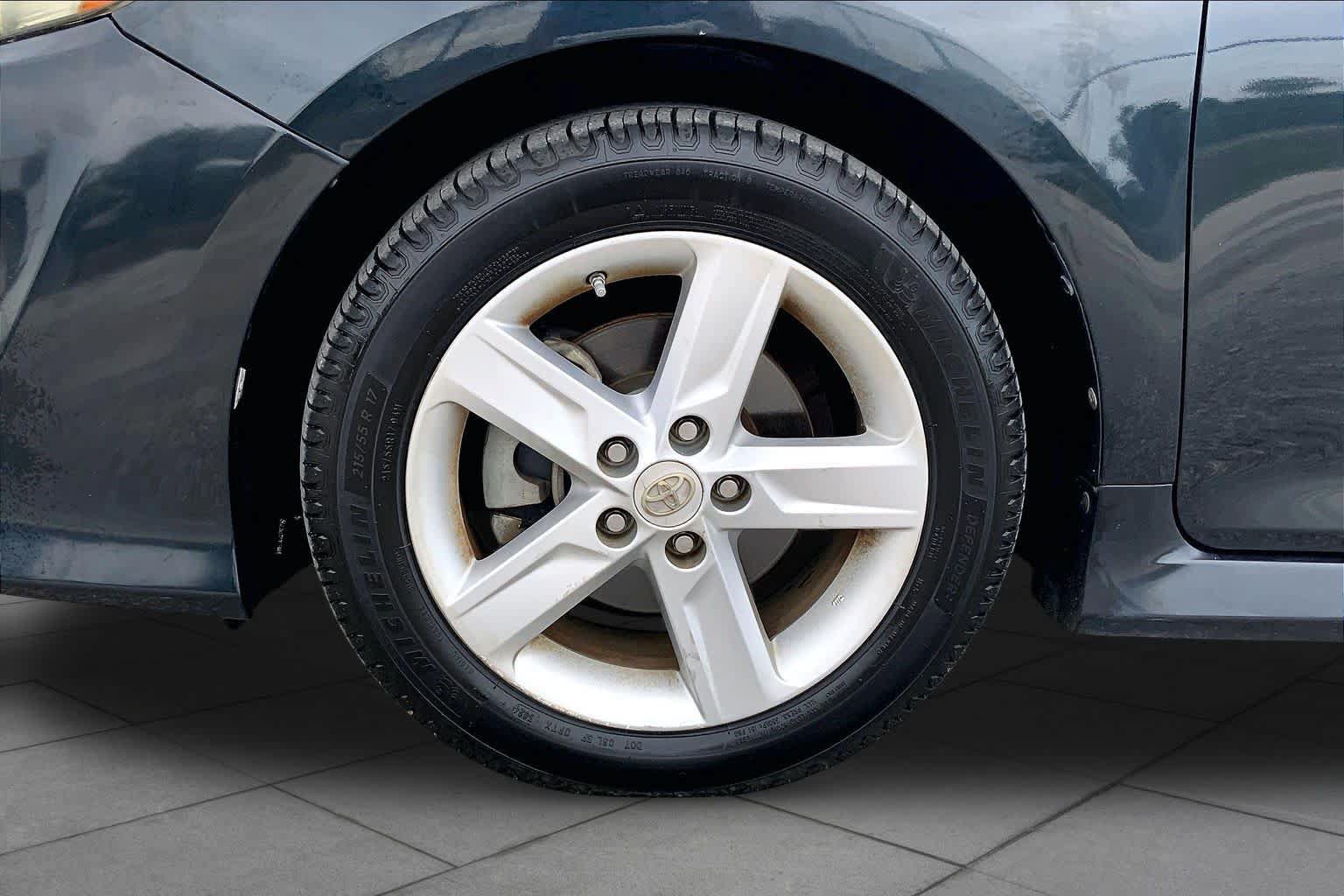 Used 2012 Toyota Camry SE FWD image 11
