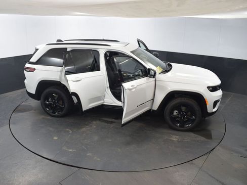 Used 2025 Jeep Grand Cherokee Limited w/ Luxury Tech Group II image 58