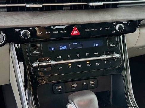 Used 2024 Kia Carnival EX FWD image 14