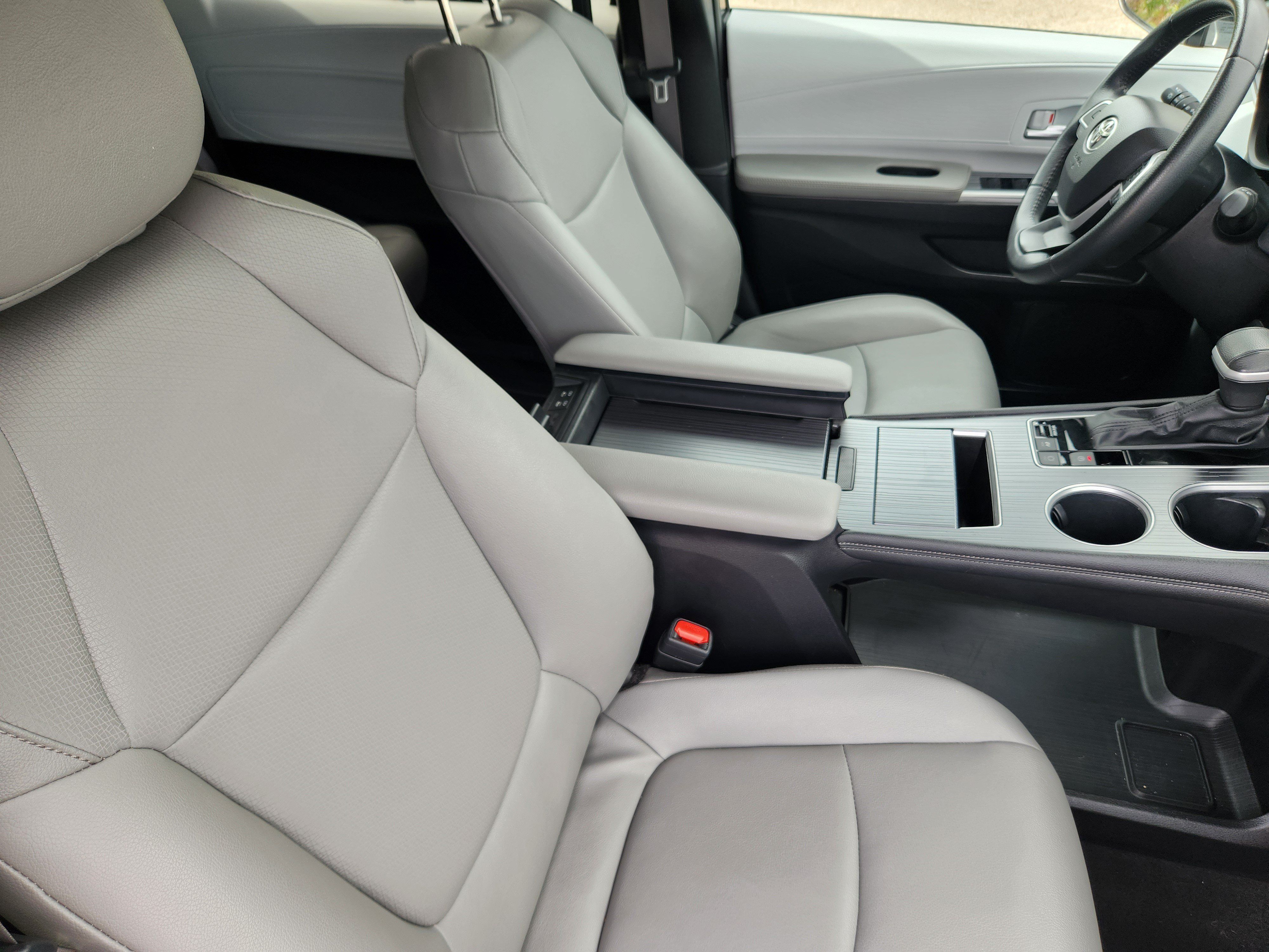 Used 2025 Toyota Sienna XLE FWD image 10