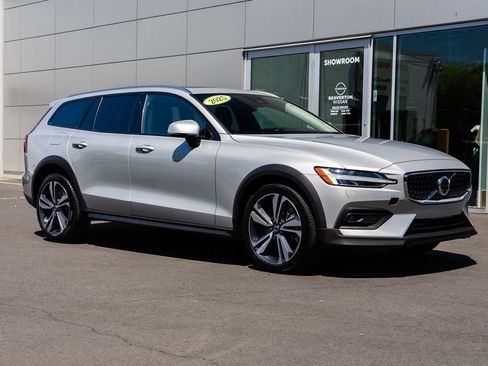Used 2025 Volvo V60 B5 Cross Country Plus AWD/4WD image 1