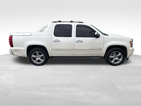 Used 2012 Chevrolet Avalanche LTZ image 4