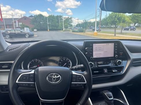Used 2022 Toyota Highlander XLE AWD/4WD image 16