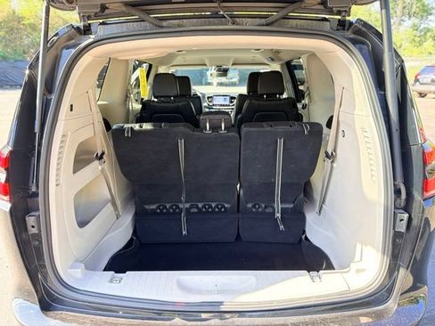 Used 2023 Chrysler Pacifica Touring-L FWD image 26