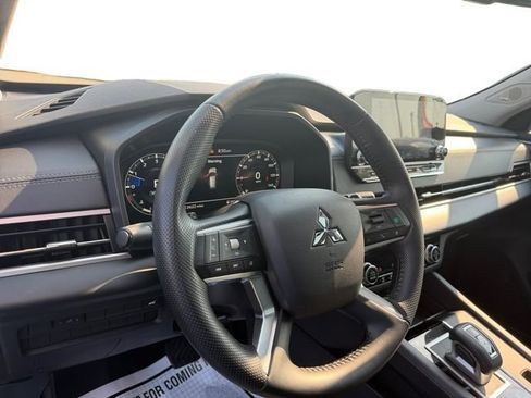 Used 2024 Mitsubishi Outlander AWD image 16