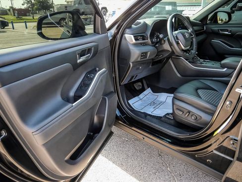 Used 2024 Toyota Highlander XSE FWD image 32