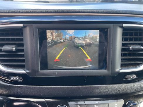 Used 2018 Chrysler Pacifica Touring-L image 17