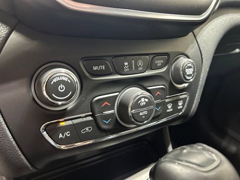 Used 2020 Jeep Cherokee Trailhawk w/ Cold Weather Group AWD/4WD image 35