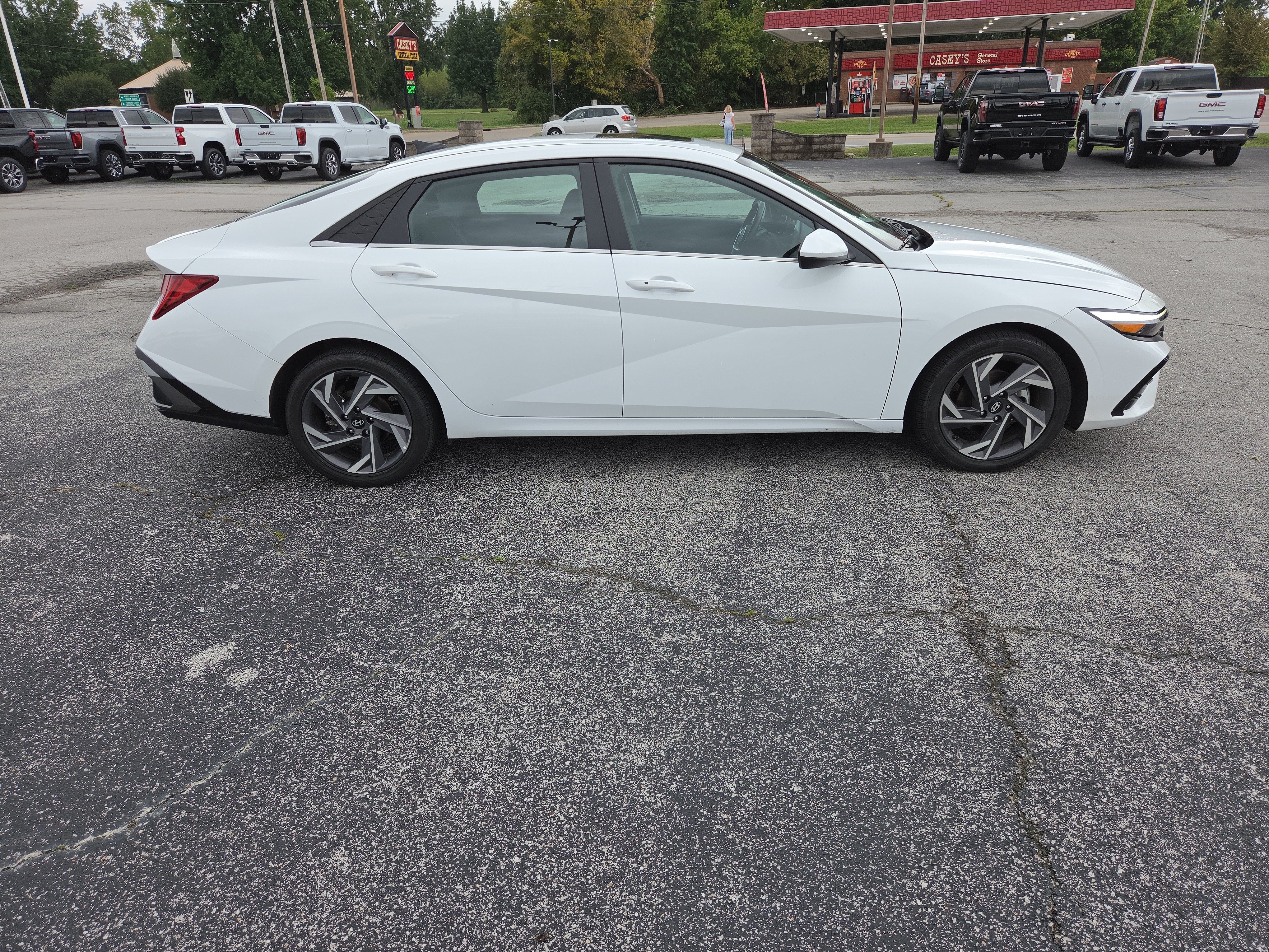 Used 2025 Hyundai Elantra SEL FWD image 3