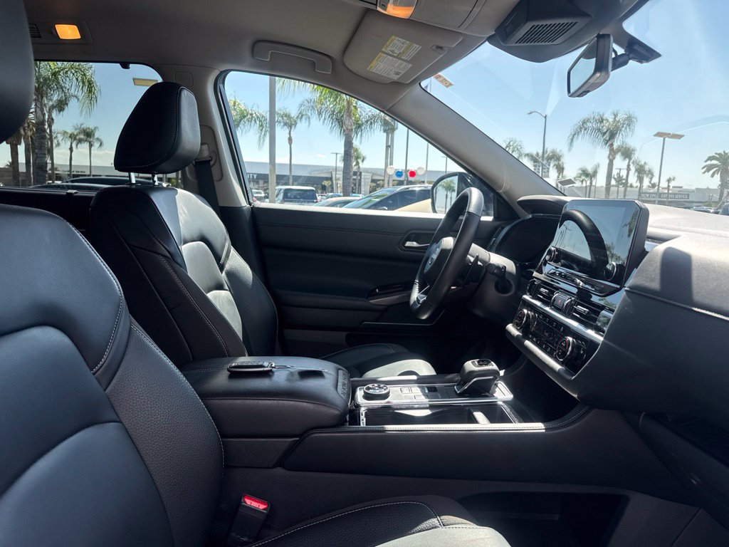 Used 2025 Nissan Pathfinder SL AWD/4WD image 8