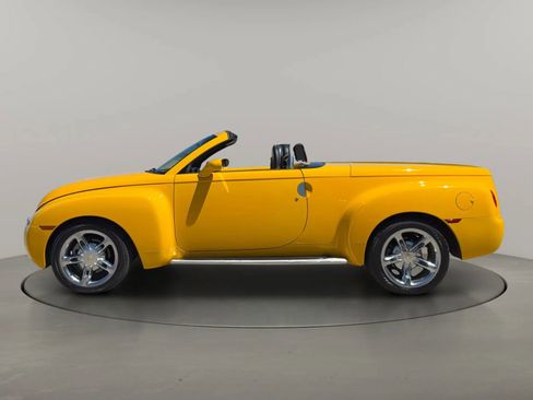 Used 2004 Chevrolet SSR w/ Preferred Equipment Group RWD image 2