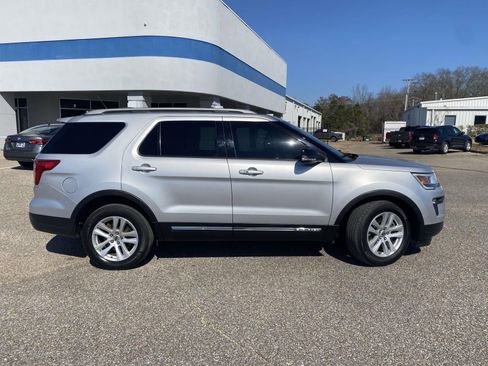 Used 2018 Ford Explorer XLT w/ Equipment Group 202A image 8