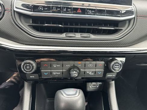 Used 2025 Jeep Compass Trailhawk AWD/4WD image 18