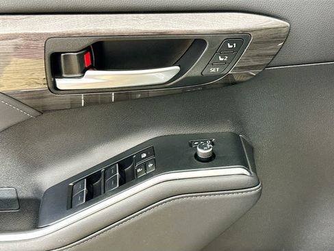 Used 2024 Toyota Highlander Limited image 18