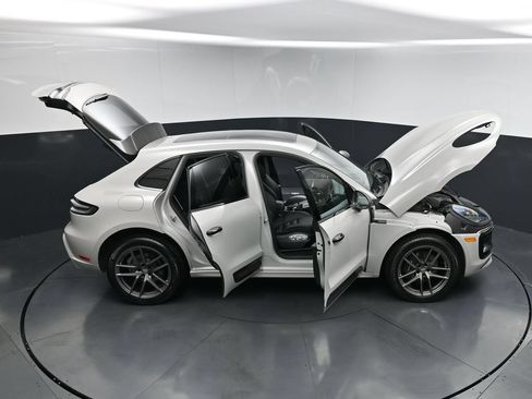Certified 2025 Porsche Macan Turbo AWD/4WD image 31