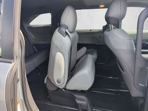 Used 2022 Toyota Sienna XLE FWD image 24