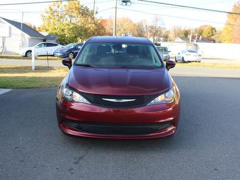 Used 2023 Chrysler Voyager LX image 3