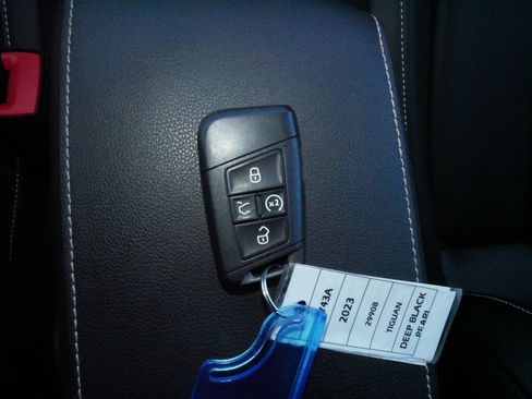 Used 2023 Volkswagen Tiguan SE R-Line image 33