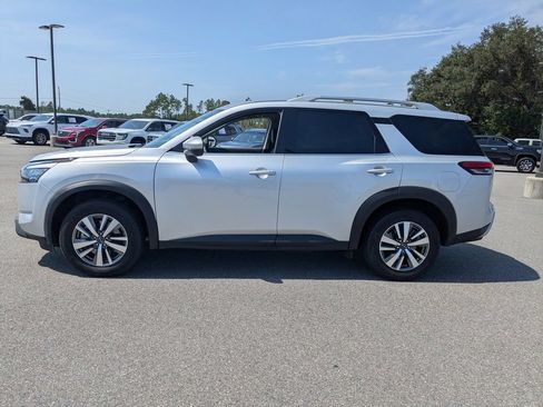 Used 2025 Nissan Pathfinder SL FWD image 5