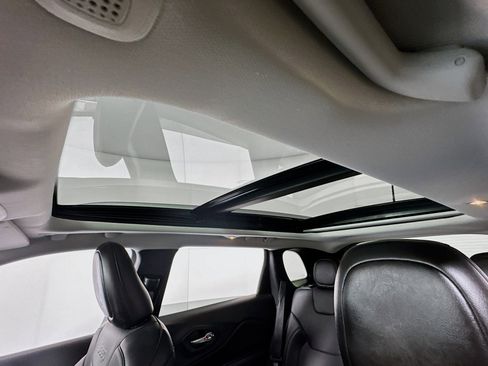 Used 2021 Jeep Cherokee Limited image 4