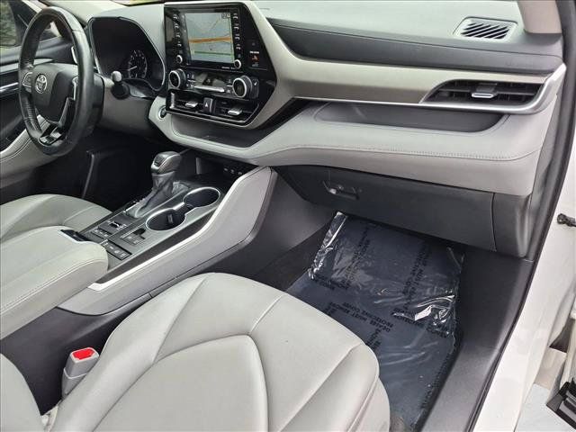 Used 2020 Toyota Highlander XLE AWD/4WD image 24