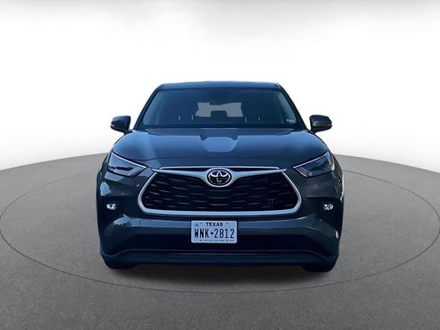 Used 2025 Toyota Highlander LE FWD image 4