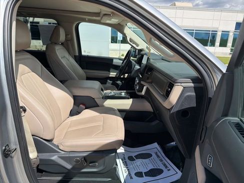 Used 2024 Ford Expedition Limited AWD/4WD image 11