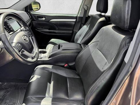 Used 2018 Toyota Highlander XLE AWD/4WD image 9